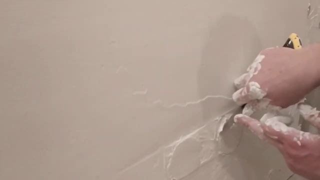 Вырезание малярной сетки вокруг подрозетников - снято на видео смотреть онлайн