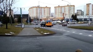 Уборочная машина со щетками собирает мусор.