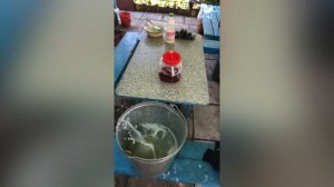 Машина падает в воду