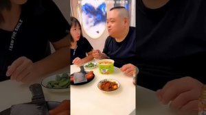 貪心老公偷偷藏蛋被我發現，我趁他不注意全吃了，烤雞我也自己吃不給他吃【胖嫂美食】