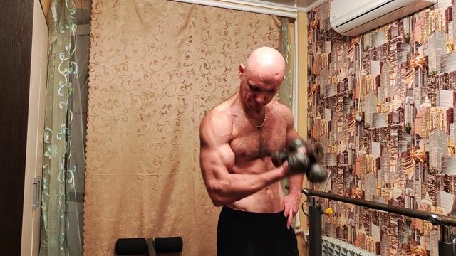 Прокачал руки / дельты / взорвал трапецию.