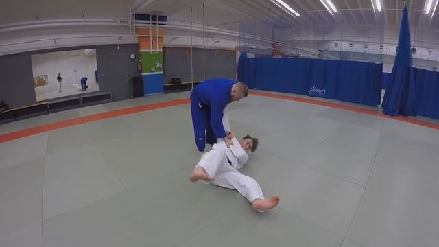дзюдо. бросок с рукавами. judo throw. Sode-tsuri-komi-goshi. смотреть онлайн