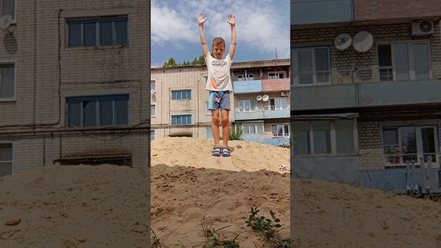 Как научиться делать САЛЬТО НАЗАД на песке (видео из тг) смотреть онлайн