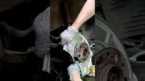 Замена задних пыльников тормозных дисков Мерседес W211. Ремонт машин, тормозная система.