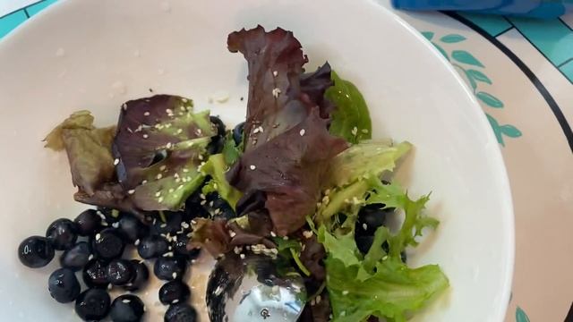 Салат с черникой и орехами/ Salad with blueberries ? and walnuts смотреть онлайн