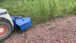Косилка кусторез в работе на минипогрузчике BobCat