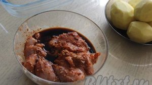 Картошка с куриным филе, помидорами и сыром в духовке