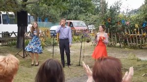 " Роза белая , роза ..." - Александр Сенюта (Шпак) 16 , Алеся Крейдич 16 и Оля Гвоздов. 14 л.