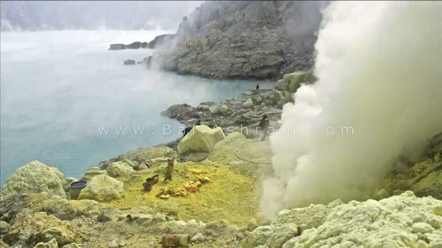 Kawah Ijen volcano in East Java, Indonesia смотреть онлайн