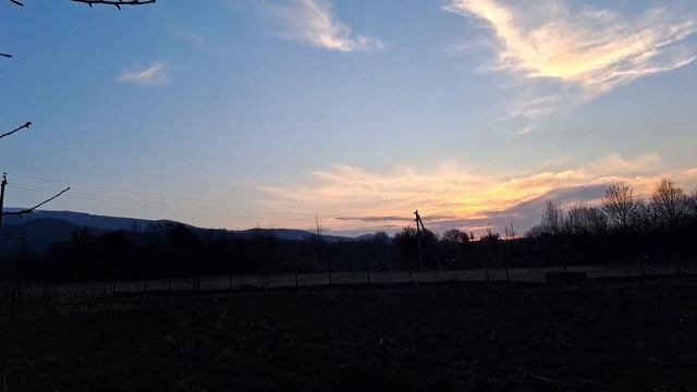 Подготовка огорода.Вкусный обед.Пёстрый помощник. смотреть онлайн