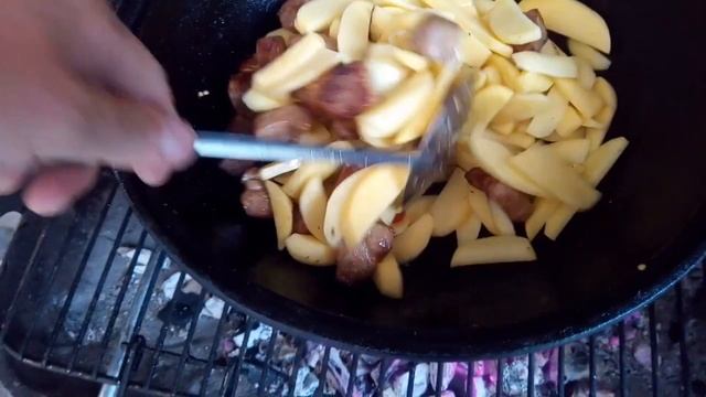 Жареная свинина в казане с грибами и картофелем. смотреть онлайн