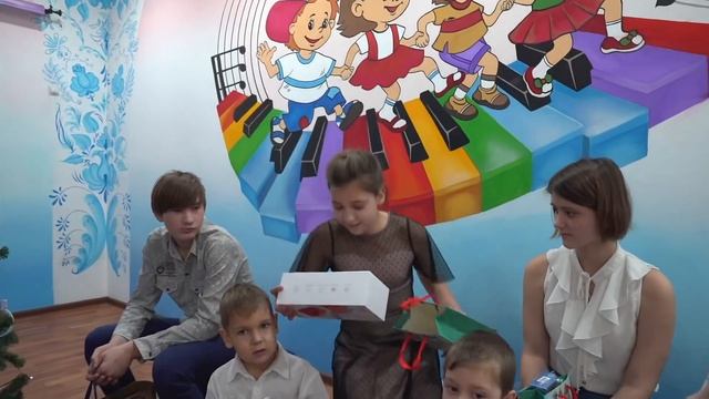 SRRMITYA приехал в ДЕТСКИЙ ПРИЮТ / ПОДАРИЛ ДЕТЯМ ПРАЗДНИК В НОВЫЙ ГОД смотреть онлайн