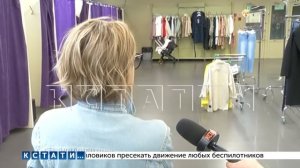 Мужчина средних лет подглядывает за девочками и девушками в примерочных кабинках торговых центров