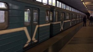 «На прибывающий поезд в строну ст. Спортивная посадки НЕТ» номерной