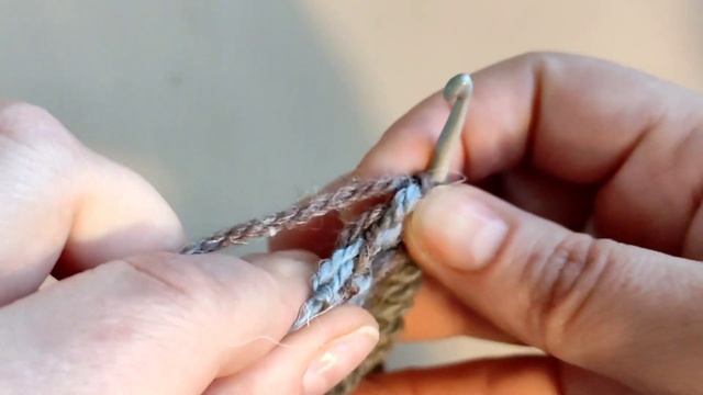 Тунисское вязание. Урок 8. Вязание двумя цветами пряжи (самый простой, но очень эффектный вариант) смотреть онлайн