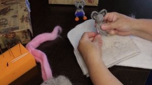 Несложный мастер-класс по сухому валянию из шерсти. Как сделать маленьких мышат своими руками.