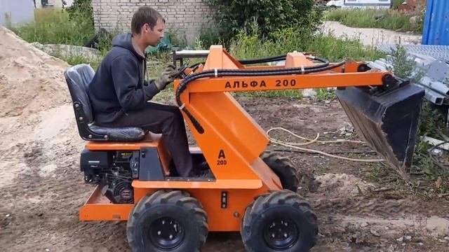 Универсальный боротоповоротный мини-погрузчик МиНиП. Отсыпка песка и щебня в гараже.