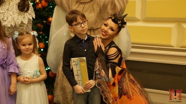 Ролик Школа Снегурочек в Геликон Опера смотреть онлайн