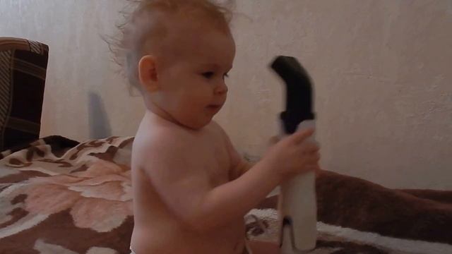 Забавный малыш и фен )))