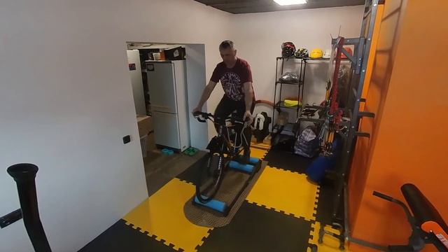 Комнатный велосипедист. Невероятный номер в моём исполнении. Попробуй повторить! смотреть онлайн