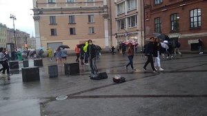 Уличный музыкант на Площади Восстания