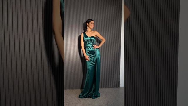 Атласное изумрудное платье на одно плечо со шлейфом смотреть онлайн