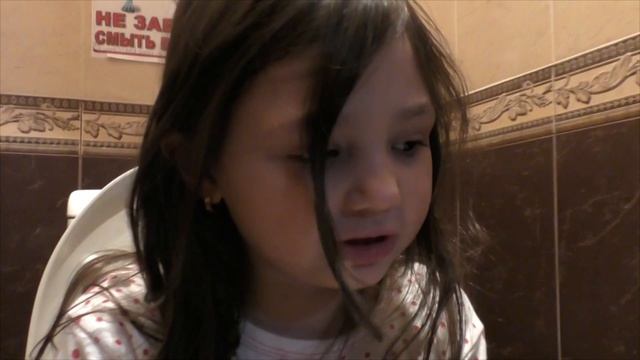 Кукла пугает Миру во сне  СТРАННАЯ КУКЛА Для Детей Kids children
