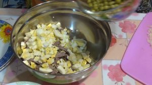Мясной салат с кедровыми орешками и черносливом.