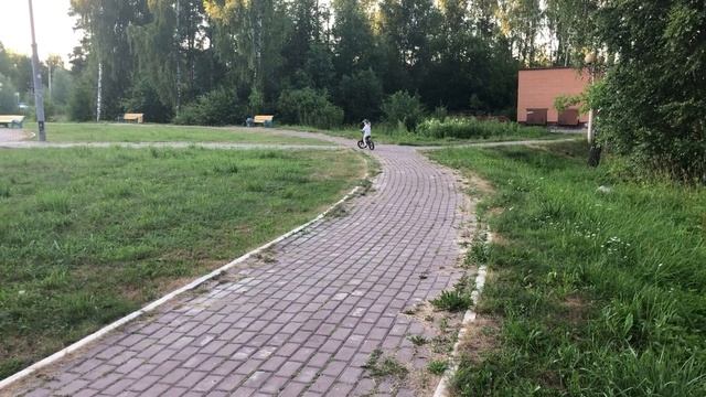 Езда на двухколесном самокате и двухколесном велосипеде