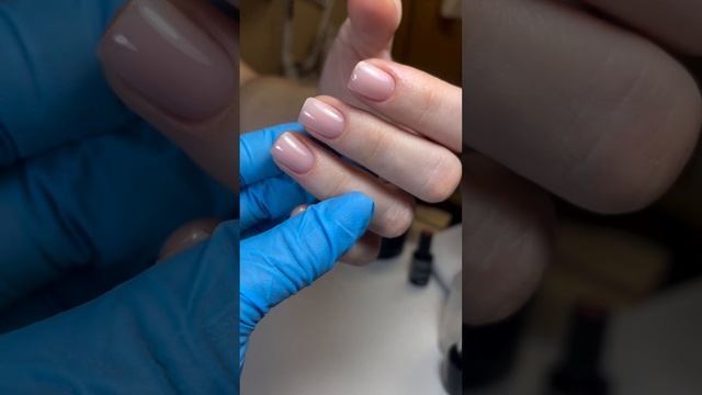 Нюдовый маникюр на короткие ногти подойдет под любой стиль и образ.