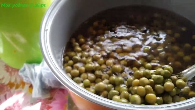 Консервирую зеленый горошек на зиму. Очень быстро, легко и вкусно! Гусятки рядом мне помогают.