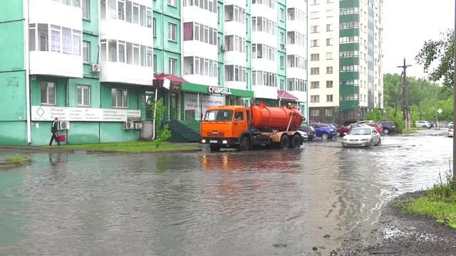 На улицы Абакана оперативно откачивают лужи с проблемных участков