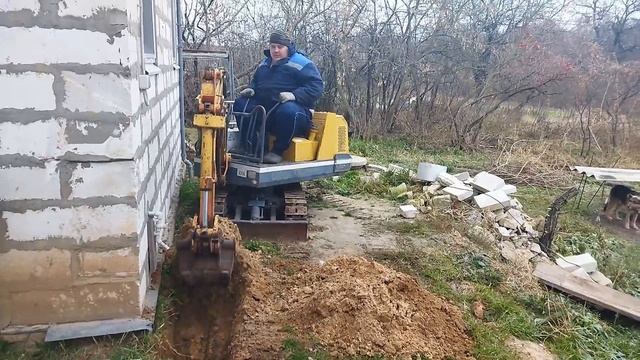 копание траншеи в плотную к зданию для утепления фундамента смотреть онлайн