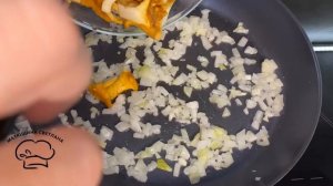 Жареные лисички в сметане на сковороде