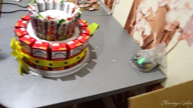 Тортик для ребенка из пакетов с соком, мюсли и леденцами, украшенный цветами. смотреть онлайн