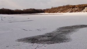 Закидуха с налимом, вмерзла в лёд.