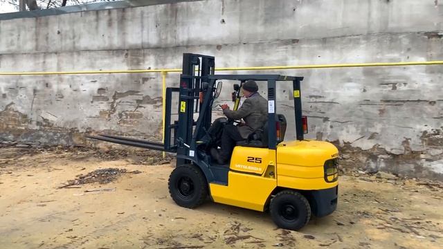 Проходимость вилочного складского погрузчика по плохой дороге на пневмошинах