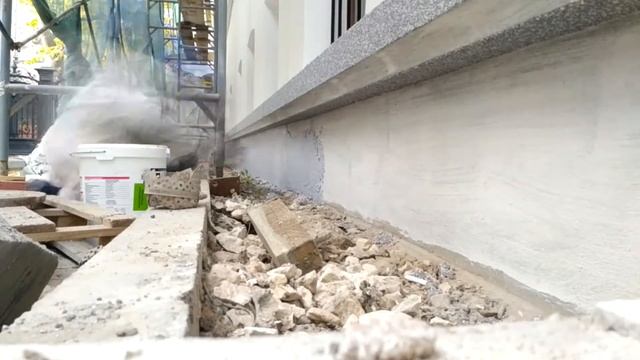 Протяжка пояса на фасаде, нанесение мозаичной штукатурки. Фасадный декор.