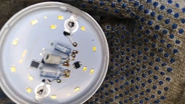 НИКОГДА НЕ ВЫБРАСЫВАЙТЕ ЛАМПОЧКИ! Ремонт светодиодных ламп своими руками!.mp4