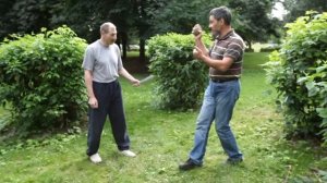 Защита от ножа камнем