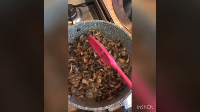 Салат Леший (отварная куриная грудка, жареные шампиньоны...)