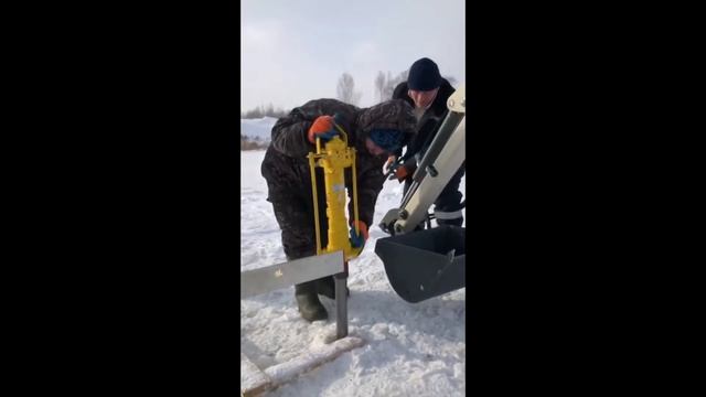 Погружение свайных труб для пирсов, мостов, причалов зимой. Вибропогружатель. Пробой льда на озере. смотреть онлайн