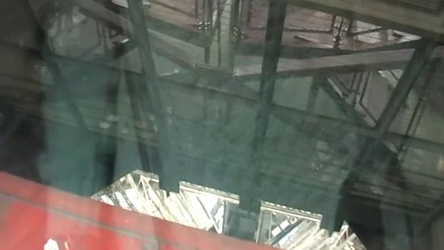 Эйфелева башня, спуск на лифте смотреть онлайн