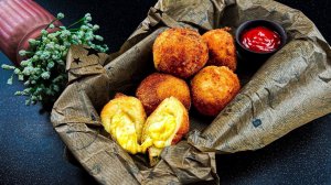 Простой рецепт хрустящих картофельных шариков с сыром в панировке. Новый рецепт.