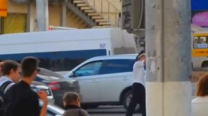 Регулировщик из ГИБДД стоит на перекрёстке со свистком с жезлом регулирует движение Волгоград 2016