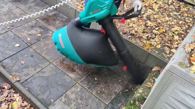 убираем листву на участке# дачный пылесос Bosch ALS 25 #садогороддача#garten