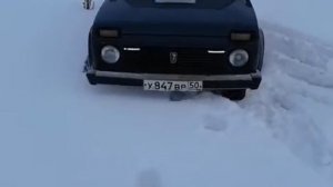 нива в снегу на самоблоке