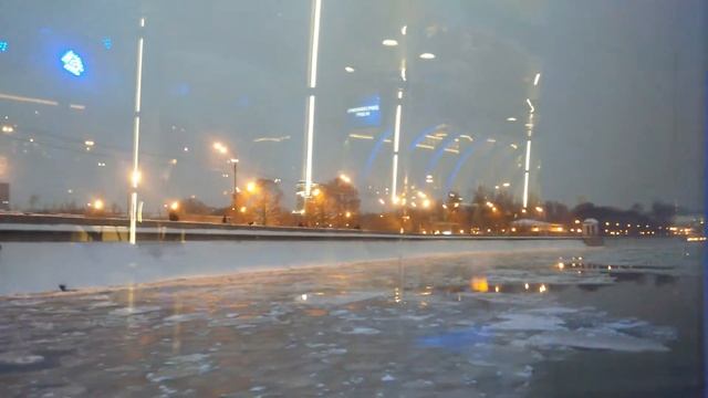 Вода, вода. Как красиво теплоход отходит то зимнего причала в парке Горького. смотреть онлайн