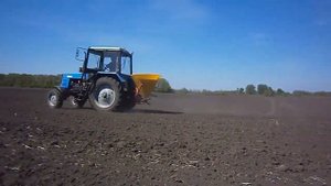 Удобряем землю под сою. Трактор Беларус 920 и лейка для удобрения. Карбамид  #vseklevo #синийтракто