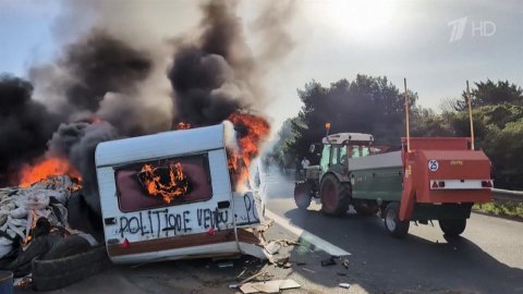 Во Франции протестующие фермеры блокируют крупные трассы, останавливают фуры и строят баррикады